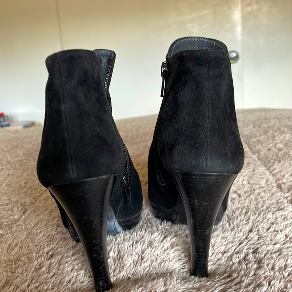 Beautiful Stuart Weitzman size 6 black suede booties, barely worn.